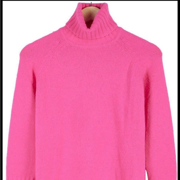 Pink slightly stretchy pink turtleneck sweater - Picture 2 of 4